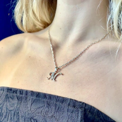 Dije Inicial con Piedras - Adára Fábrica de Joyas