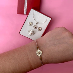 Combo Adára Sale: 4 Joyas Flores Plata con Oro Nº1 - comprar online