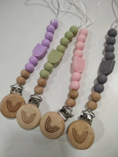 PORTA CHUPETE ARCOIRIS/CORAZON en internet