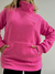 BUZO POLAR CUELLO ALTO CON BOLSILLO ROSA CHICLE