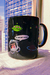 Caneca Preta We're not Alone na internet