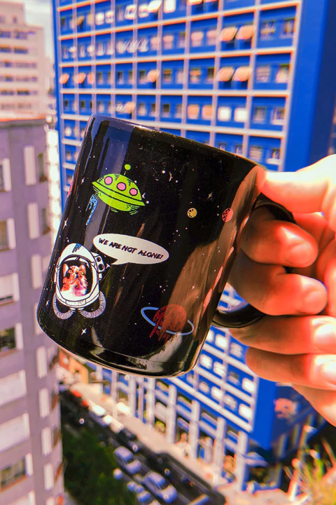 Caneca Preta We're not Alone