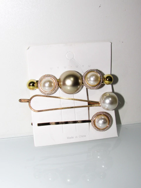 Cartela com 01 Presilha + 02 Grampos de Cabelo - comprar online