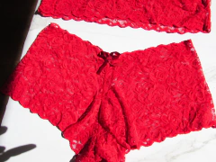 Conjunto de Renda Plus Vermelho - Cropped Sem Bojo e Calcinha Short na internet