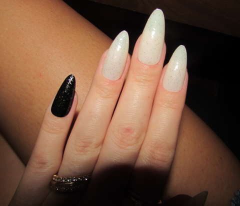 Unha Postiça 24 Unidades Branco e Preto com Glitter