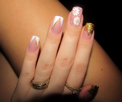 Unha Postiça 24 Unidades Francesinha com Florzinha e Glitter Dourado