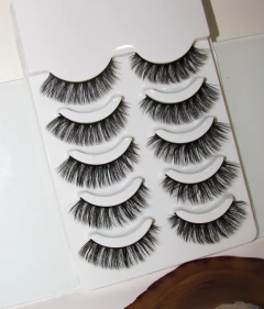 Cartela com 5 Pares de Cílios Postiços na internet