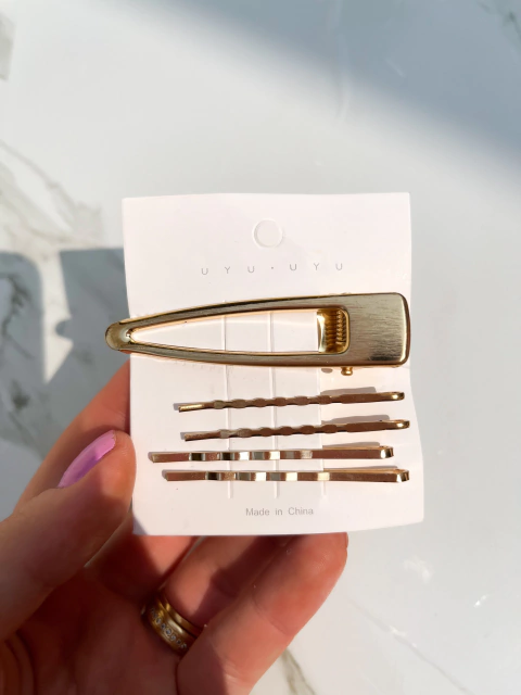 Cartela com 01 Presilha + 04 Grampos de Cabelo