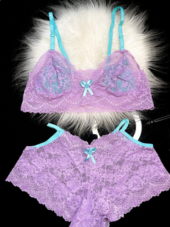 Conjunto de Renda Sem Bojo Sutiã e Calcinha Abertura Lateral Roxo com Tiffany