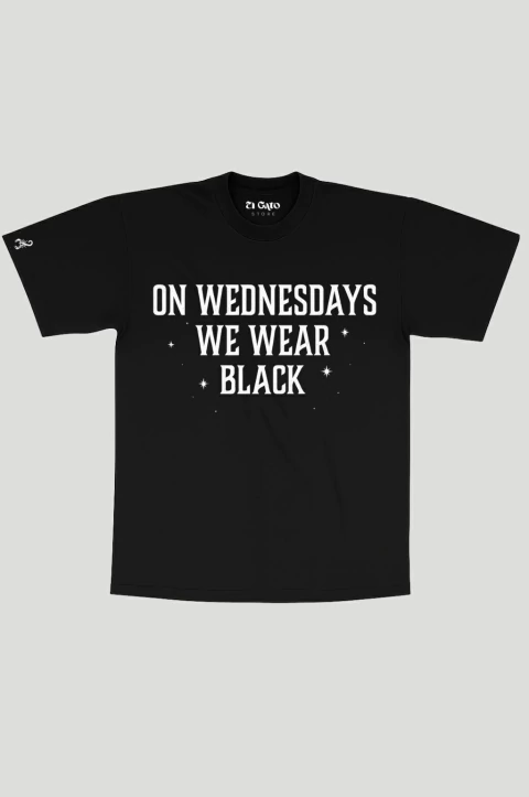 Camiseta We Wear Black Wandinha - comprar online