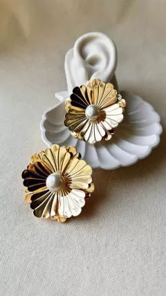 Brinco Flor com Perola Grande - comprar online