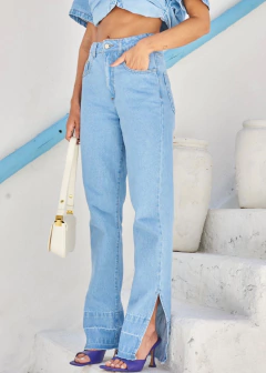 Calça Jeans Reta Abertura Lateral Luciana Lavagem Clara