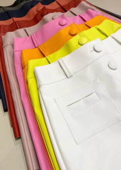 Saia Couro sintetico Evasê Botões Forrados 