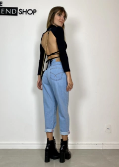 Calça Jeans Mom Reta Laila Lavagem Clara na internet