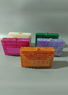 Bolsa clutch em acrílico madrepérola nas cores rosa, verde, lilás, laranja e branco, com design sofisticado e moderno.