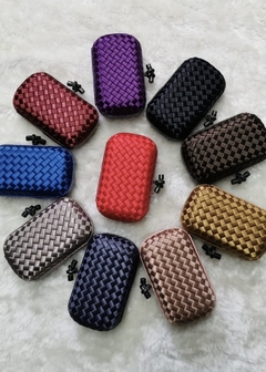 Bolsa clutch festa em cetim trançado, disponível em várias cores, perfeita para casamentos e formaturas.