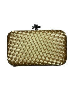 Bolsa clutch festa em cetim trançado, na cor dourada, perfeita para casamentos e formaturas.