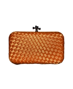 Bolsa clutch festa em cetim trançado na cor laranja, com fecho metálico.