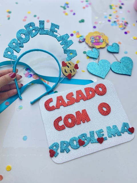Kit casal CASADO COM O PROBLEMA (tiara e plaquinha) - comprar online