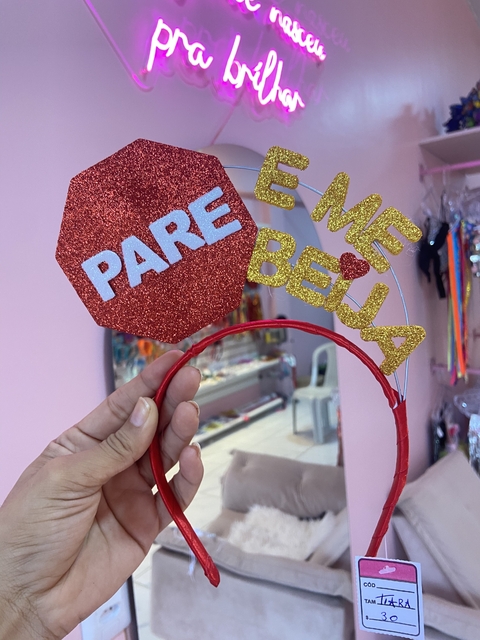 Tiara Pare e me beija