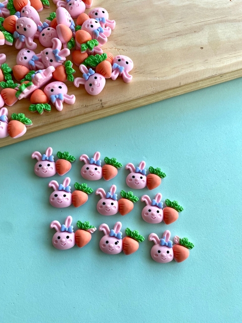 Aplique coelhinha rosa com cenoura resina 26x15mm - 2 unidades