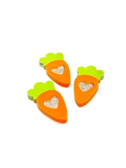 Aplique cenoura com coração acrílico - 1 unidade