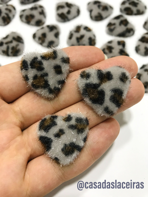 Aplique Coração animal print com pelinhos 3cm- 2 unidades