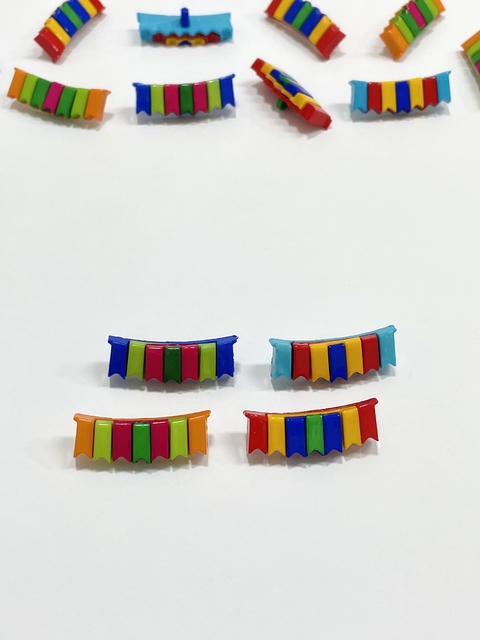 Aplique/botão bandeirinhas junina plástico - 4 unidades