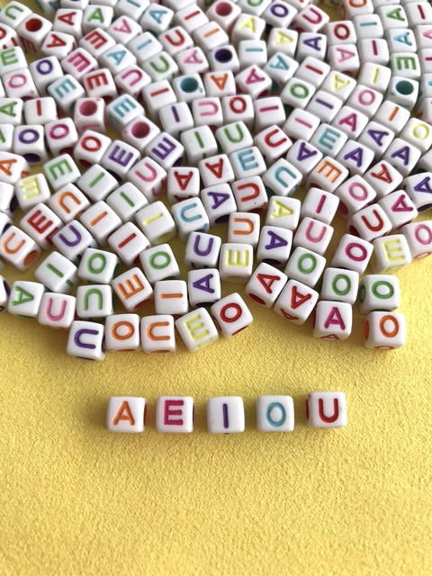 Miçanga quadrada branca vogais coloridas - 20g