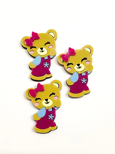 Aplique ursinha bege com macacão pink 44x33mm acrílico - 1 unidade