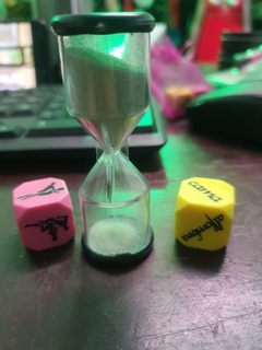 dados con reloj de arena