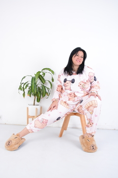 Pijama capibara con pantuflas