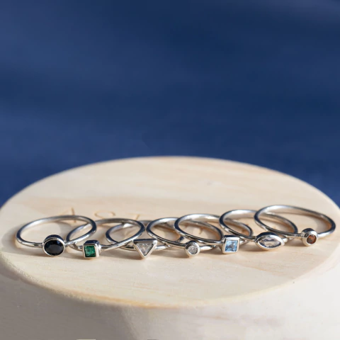 Anillo Solana platino y Esmeralda carré - comprar online