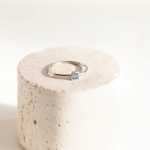 Anillo Solana platino y Espinela celeste carré - comprar online