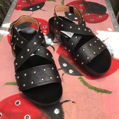 Sandalias base birke negras con tachas. j05v-621