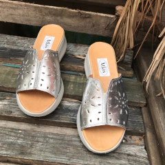 Chinela metalizado plata. j05v-3600 - Altas de Olivos