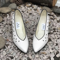 Clásicos con tacón forrado, tiza y negro. e03-20000 - comprar online