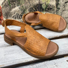 Sandalias con velcro en talón, nuez . q09v-450