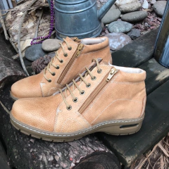 Botineta 2cierres y cordón Camel. p02i-209