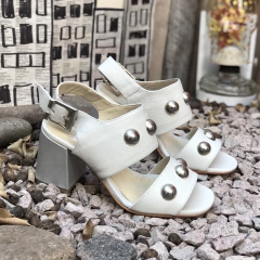 Sandalias tacón y tachas blancas. xxv-5105
