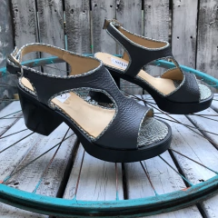 Sandalias con tacón y plataforma, gris plomo. s06v-79