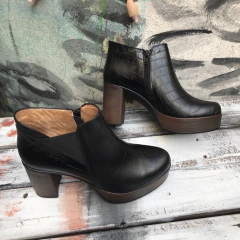 Botas cortas con taco y plataforma croco negro . m01i-3001