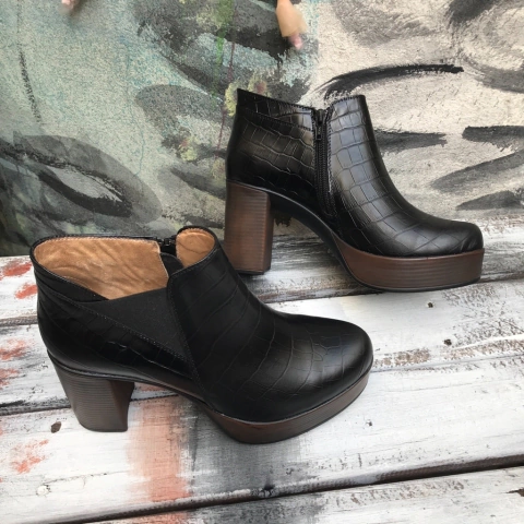 Botas cortas con taco y plataforma croco negro . m01i-3001