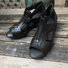 Imagen de Sandalias con talón, cierre y elásticos, negras. p02v-2048