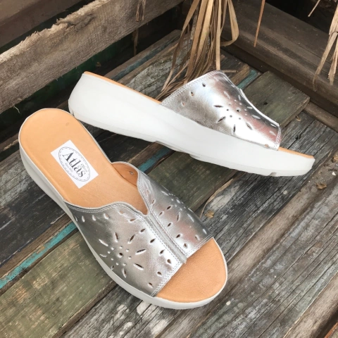 Chinela metalizado plata. j05v-3600