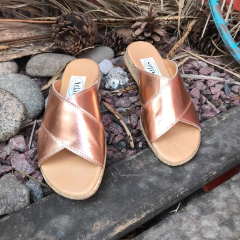 Chinelas cruzadas metalizadas cobre .j05v-106