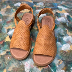Sandalias con velcro en talón, nuez . q09v-450 - Altas de Olivos