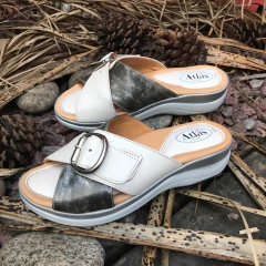 Chinelas cruzadas con hebillon tiza y peltre- p02v-584 en internet