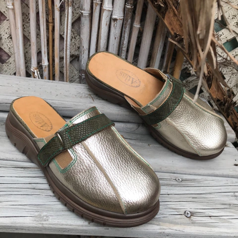 Zueco punta cerrada, metalizado platino. j05m-04