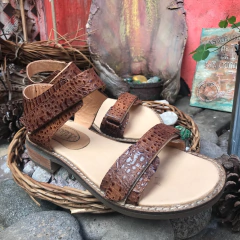 Sandalias tabaco con velcro. q09v-dublin